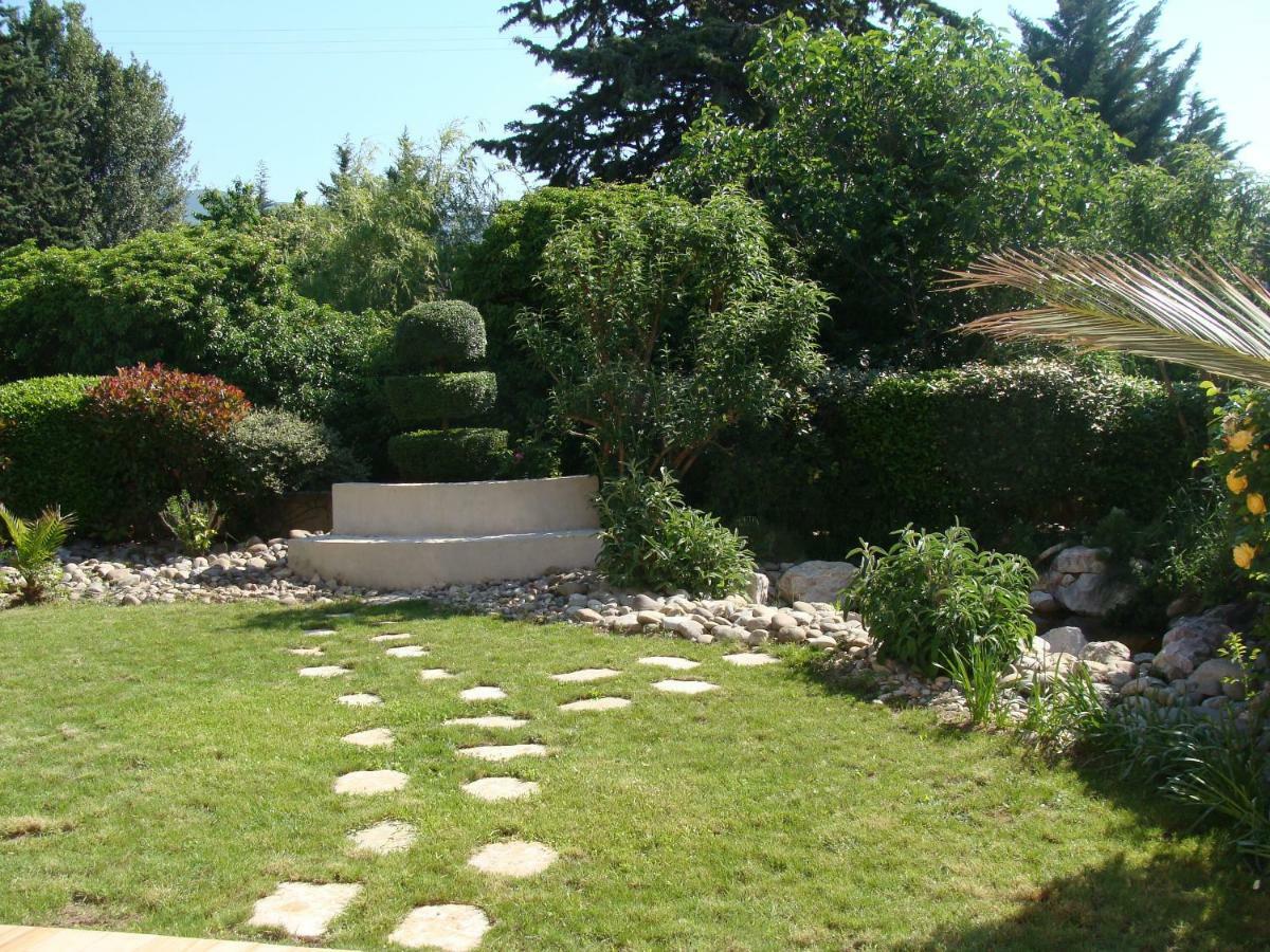 Charmante Maison De Village Cucuron Exterior photo